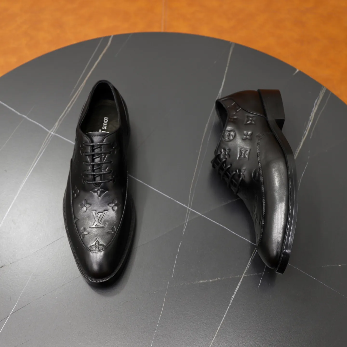 Men's shoes: 280🙅‍♂️🙅‍♂️🙅‍♂️Niuli Brand: LV Louis Vuitton Size: 39-44 (38, 45, 46 can be customized) Level: Counter classic Material: Original soft cowhide upper Comfortable cowhide lining Original lightweight outsole Style category: Formal business casual driving leather shoes Color: Color of the actual picture
